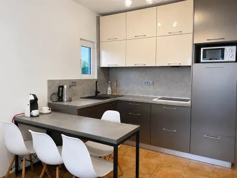 Moderna kuhinja sa trpezarijskim stolom i bijelim stolicama. - image 3