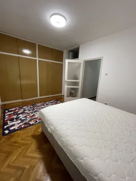 Spavaća soba sa velikim ugradnim plakarom i bračnim krevetom. - image 15