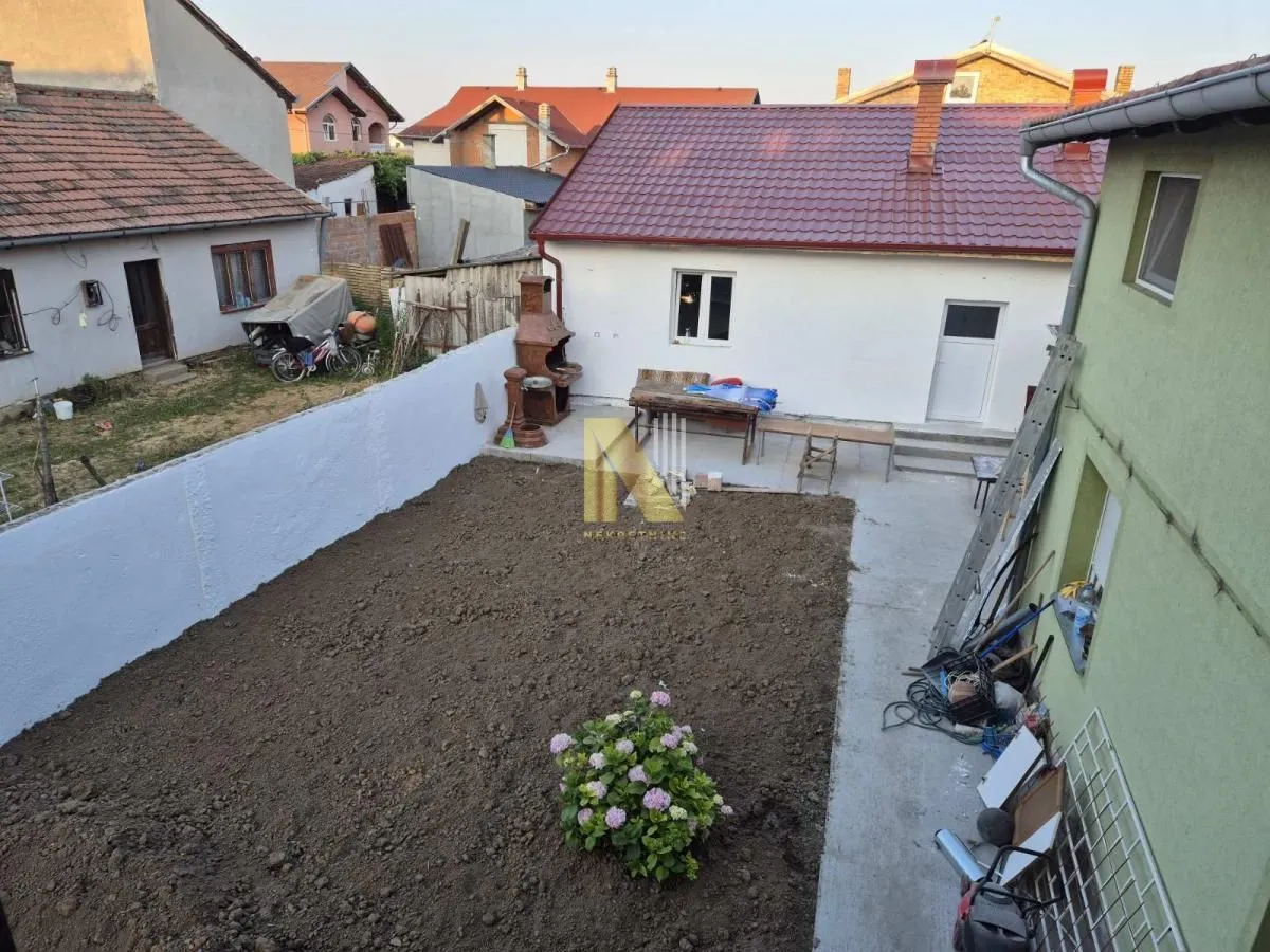Pogled na dvorište i kuću sa roštiljem.