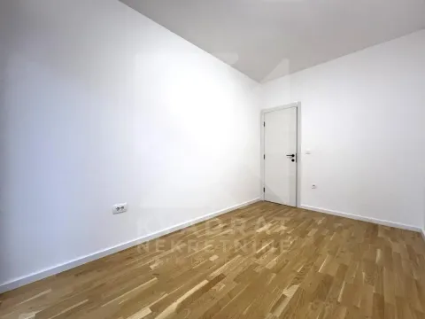 Izdavanje, poslovni prostor, 66m², Stari Aerodrom, Podgorica - image 7