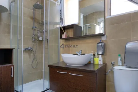 Pregledno kupatilo sa tuš-kabinom, umivaonikom i WC šoljom. - image 18
