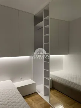 Manja spavaća soba sa ugradnim ormanima i krevetom. - image 6