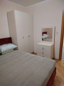Namještena spavaća soba sa bračnim krevetom, garderoberom i komodom sa ogledalom. - image 10