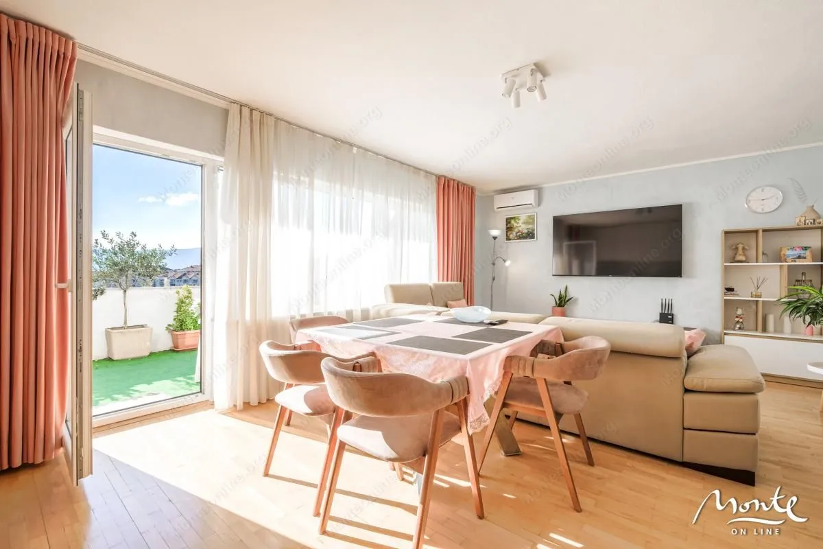 Prodaja, dvosoban stan, 110m², Centar, Tivat