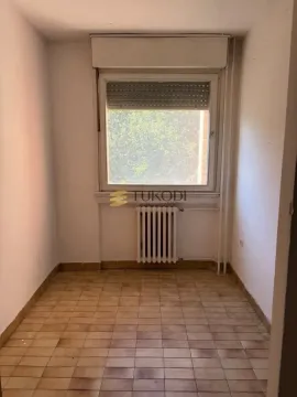 Prazna prostorija sa pločicama na podu i prozorom. - image 9