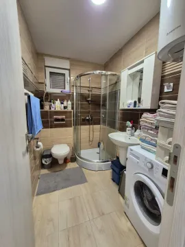 Kompaktno opremljeno kupatilo sa tuš kabinom i veš mašinom. - image 6