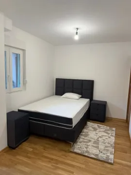 Spavaća soba sa bračnim krevetom, noćnim stočićima i laminatom. - image 11