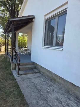 Pogled na ulazni dio kuće sa natkrivenom terasom i stepeništem. - image 17