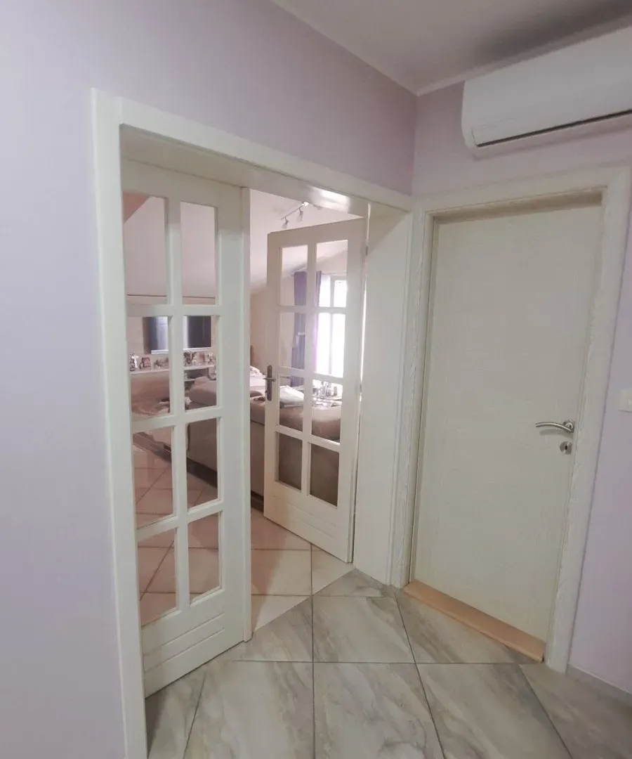 Izdavanje, trosoban stan, 106m², Tripovići, Tivat
