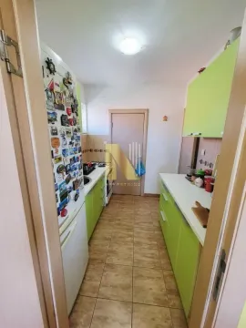 Manja kuhinja sa zelenim elementima i belim frižiderom. - image 5
