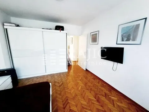 Furnished bedroom with a large wardrobe and parquet flooring. - image 10