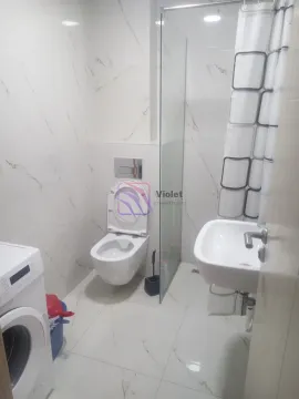 Kupatilo opremljeno sanitarijama, tuš kabinom i veš mašinom. - image 6