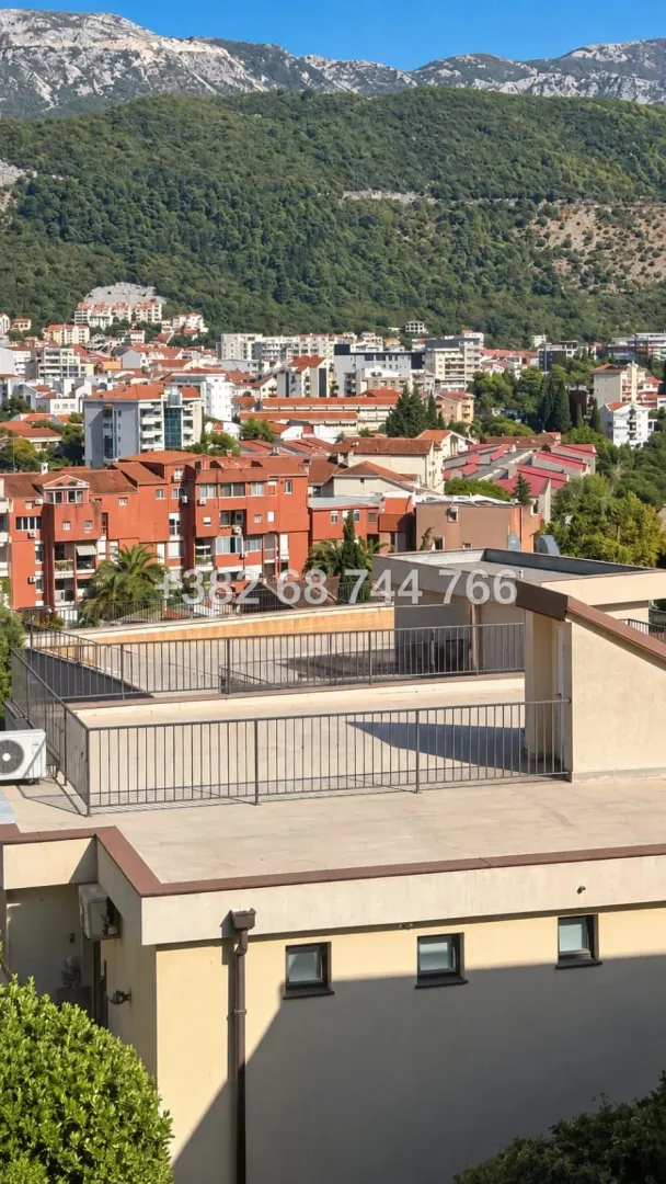 Pogled sa krovne terase na naselje i okolne planine.