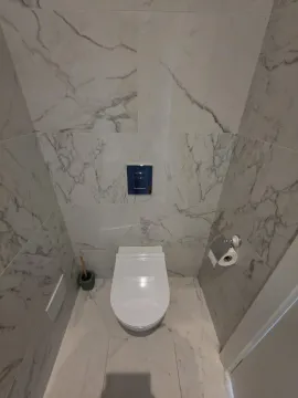Manje kupatilo obloženo mermernim pločicama sa ugradnom WC šoljom. - image 19