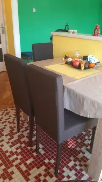 Trpezarija sa stolom i stolicama u stanu. - image 2