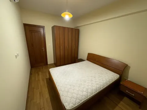 Namještena spavaća soba sa bračnim krevetom, drvenim ormarom i laminatom. - image 5