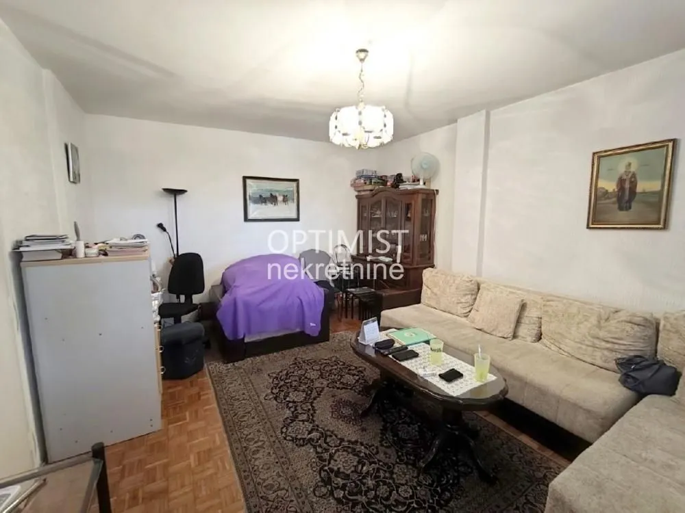 Dnevna soba sa garniturom za sedenje i stočićem.