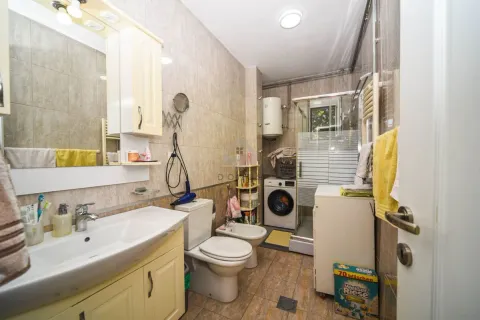 Kupatilo opremljeno umivaonikom, tuš kabinom, WC šoljom, bideom i veš mašinom. - image 10