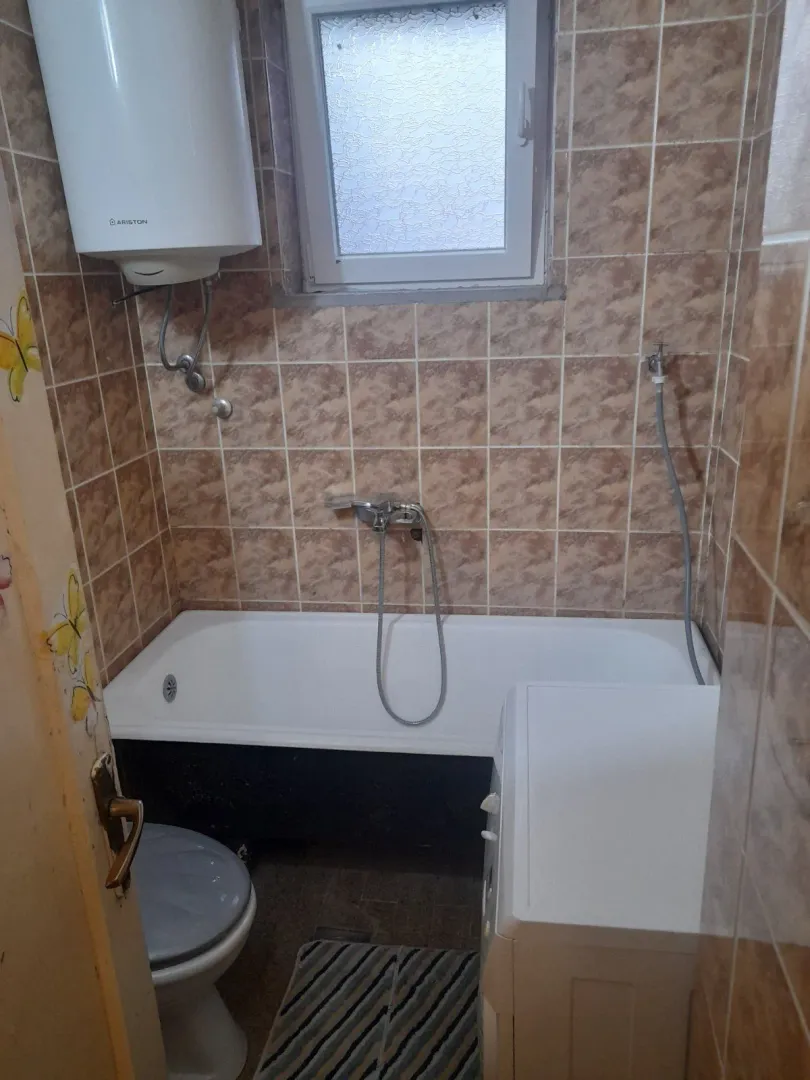 Malo kupatilo sa kadom, bojlerom i veš mašinom.