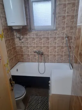 Malo kupatilo sa kadom, bojlerom i veš mašinom. - image 3