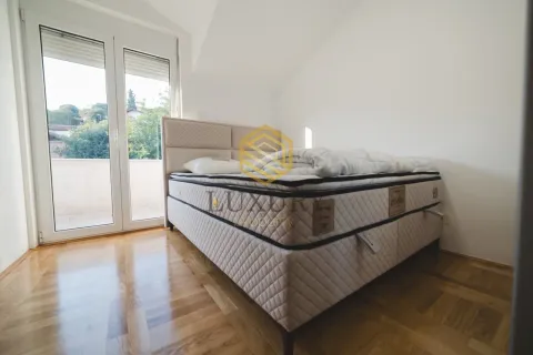 Svjetla spavaća soba sa bračnim krevetom i izlazom na terasu. - image 9