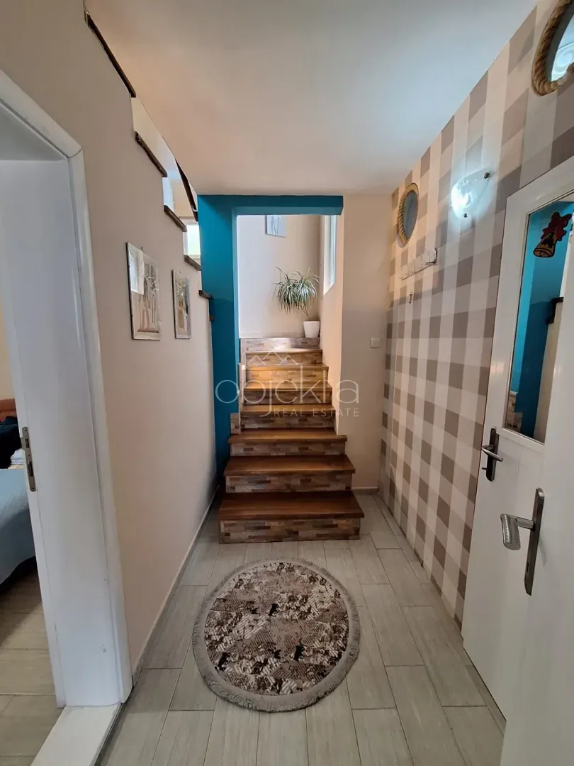 Izdavanje, kuća, 100m², Tivat, Crna Gora