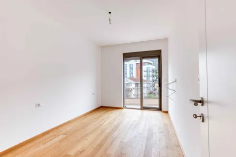 Prazna neopremljena soba sa drvenim podom i izlazom na balkon. - image 17