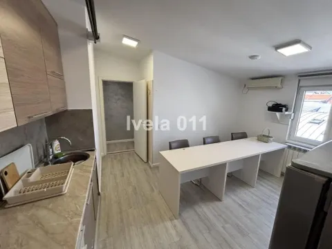 Manja kuhinja sa radnim stolom i stolicama. - image 11