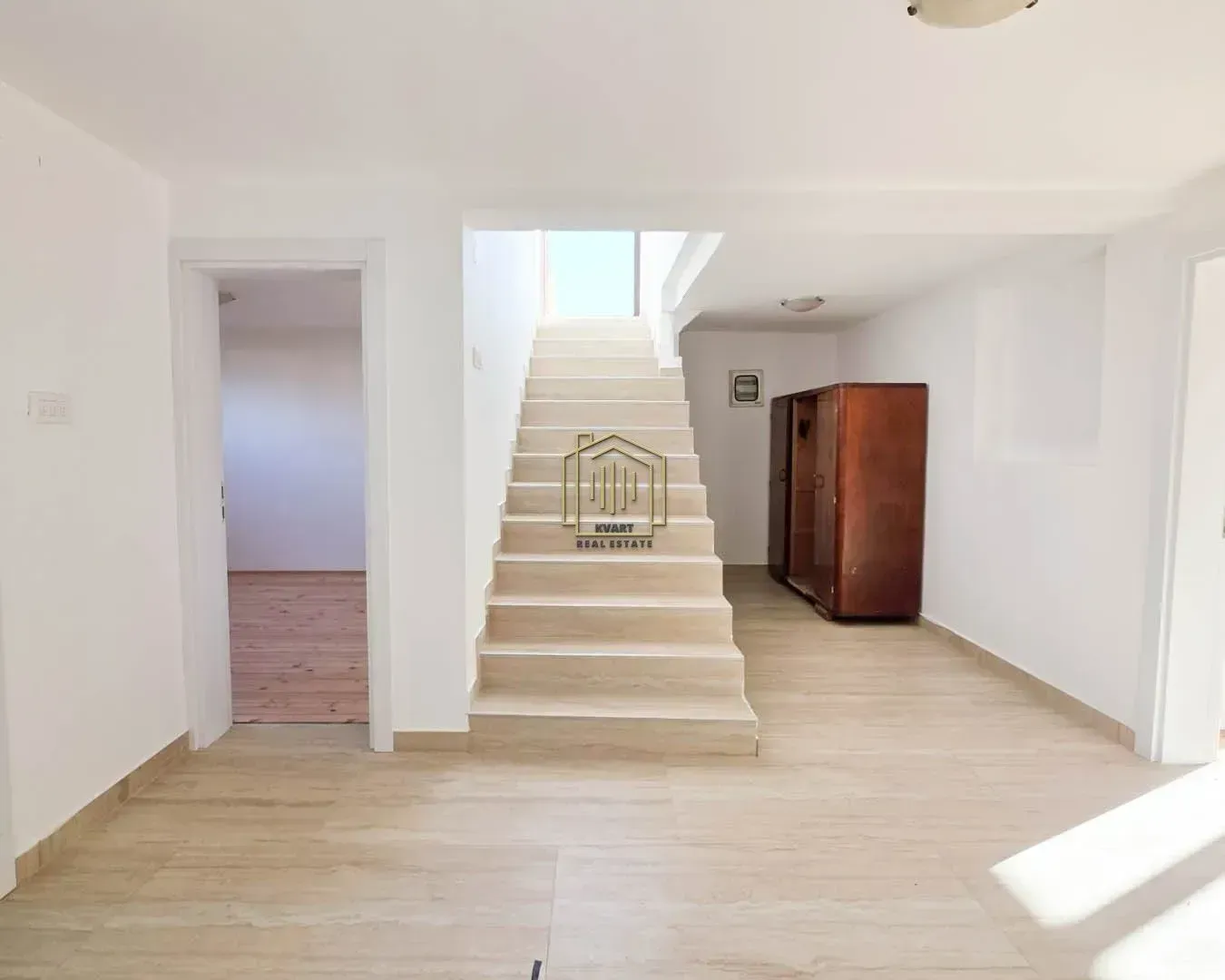 Prodaja, kuća, 350m², Zlatica, Podgorica