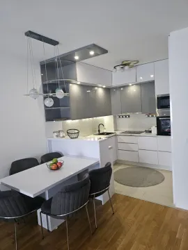 Moderna kuhinja sa bijelim i sivim elementima i trpezarijskim stolom. - image 3