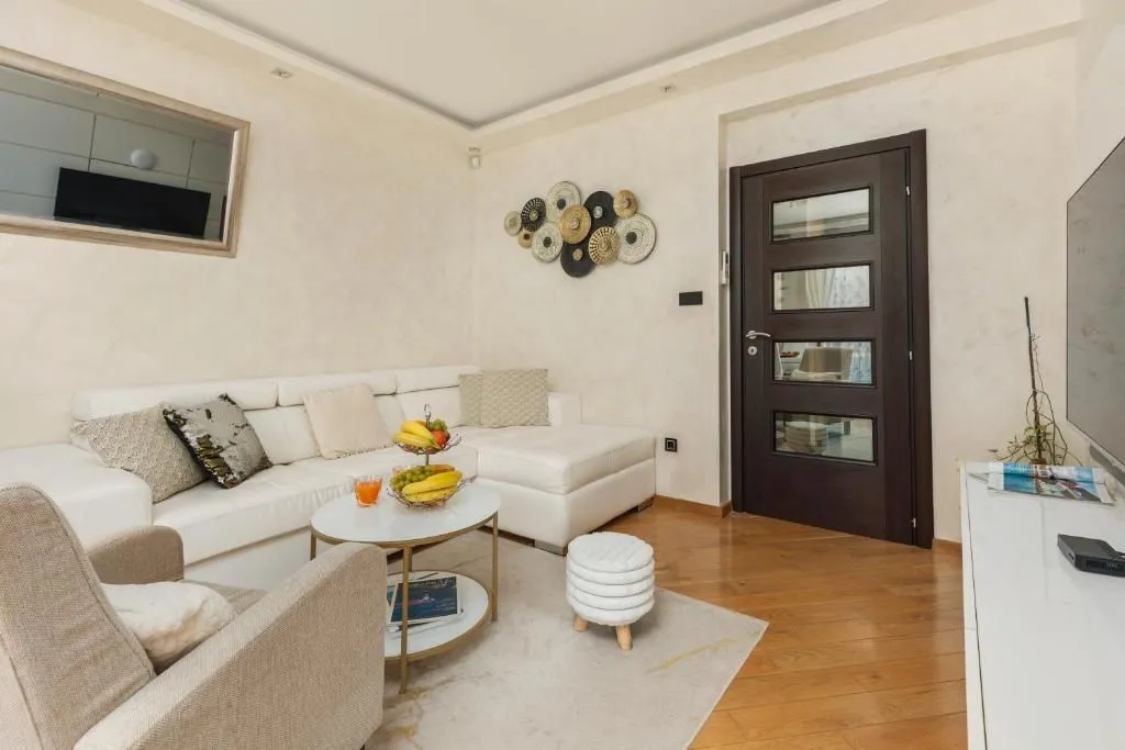 Izdavanje, dvosoban stan, 57m², Dobrota, Kotor