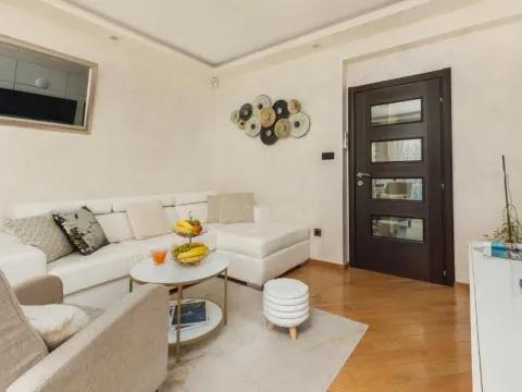 Izdavanje, dvosoban stan, 57m², Dobrota, Kotor - image 4