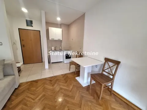 Manja kuhinja sa trpezarijskim stolom i stolicama u stanu. - image 3