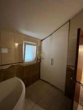 Kupatilo opremljeno kadom, keramičkim pločicama i ugradnim ormarom. - image 4