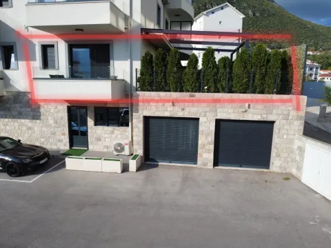 Pogled na eksterijer zgrade sa garažama, terasom i uređenim dvorištem. - image 2