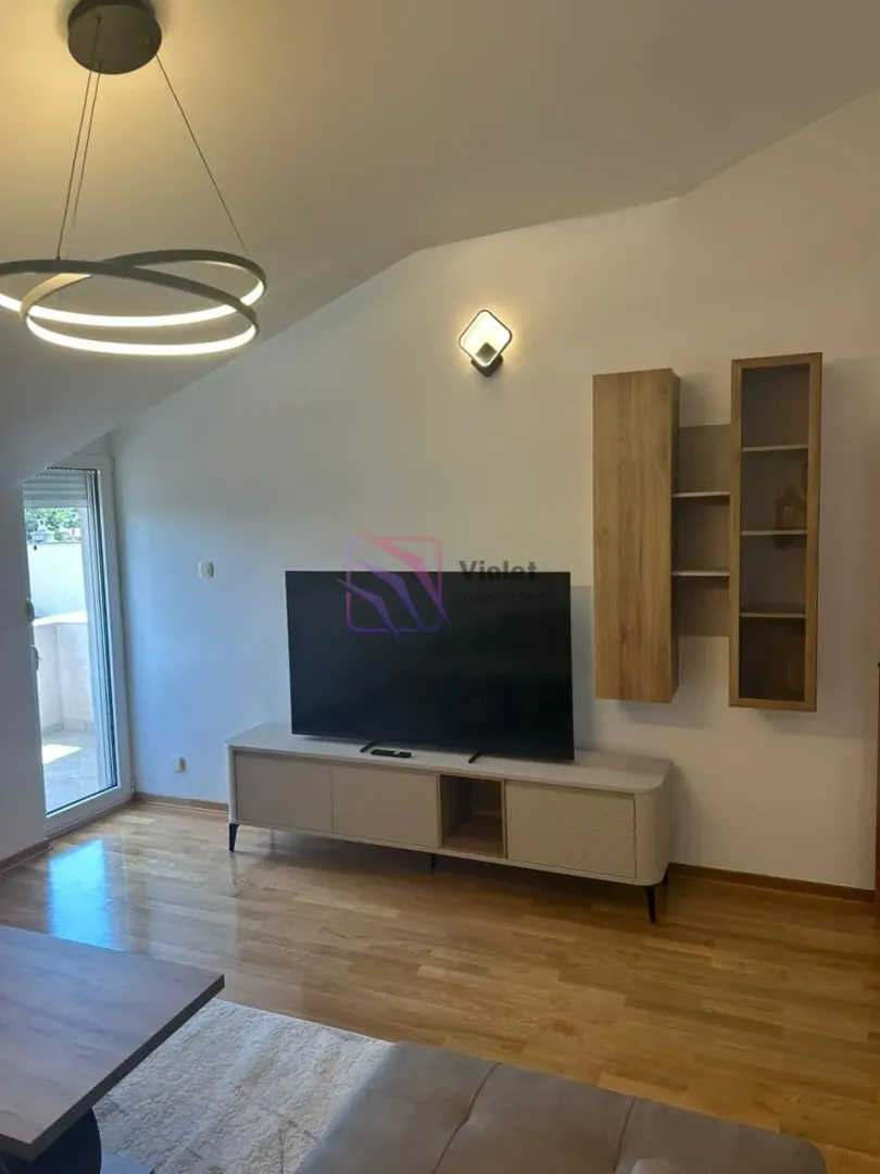 Living room with a TV unit and wall cabinets.
