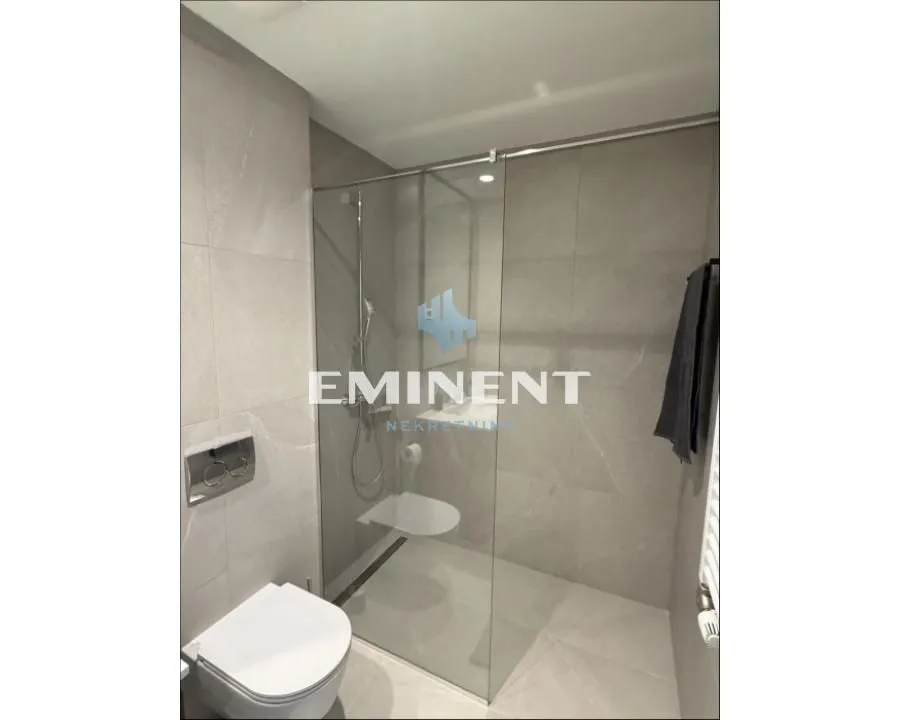 Modernly equipped bathroom with a walk-in shower and built-in sanitary ware.