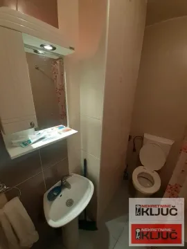 Manje kupatilo sa umivaonikom, ogledalom i wc šoljom. - image 7