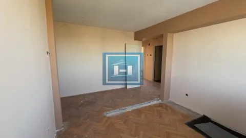 Prazna prostorija sa parketom na podu i prolazom u hodnik. - image 9