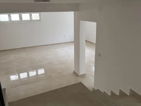 Izdavanje, kuća, 500m², Stari Aerodrom, Podgorica - image 15