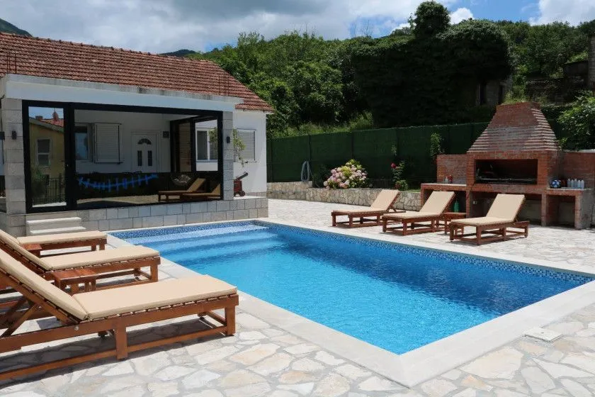 Rent, house, 200m², Kuti, Herceg Novi