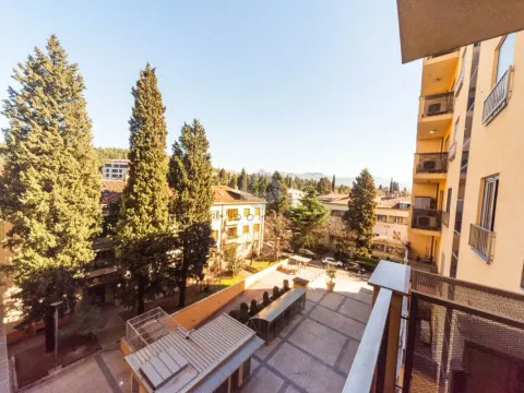 Izdavanje, dvosoban stan, 75m², Centar, Podgorica - image 7