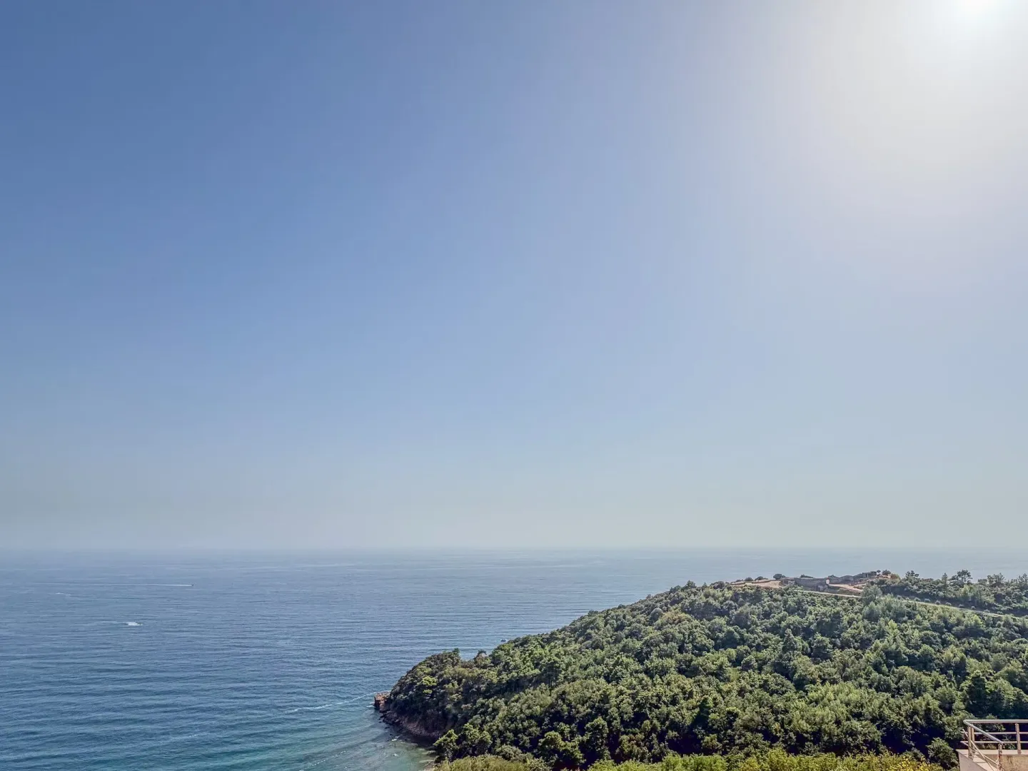 Pogled na more sa terase nekretnine.