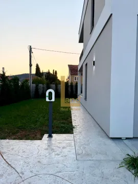 Pogled na dvorište i spoljašnjost moderne kuće sa stazom. - image 8