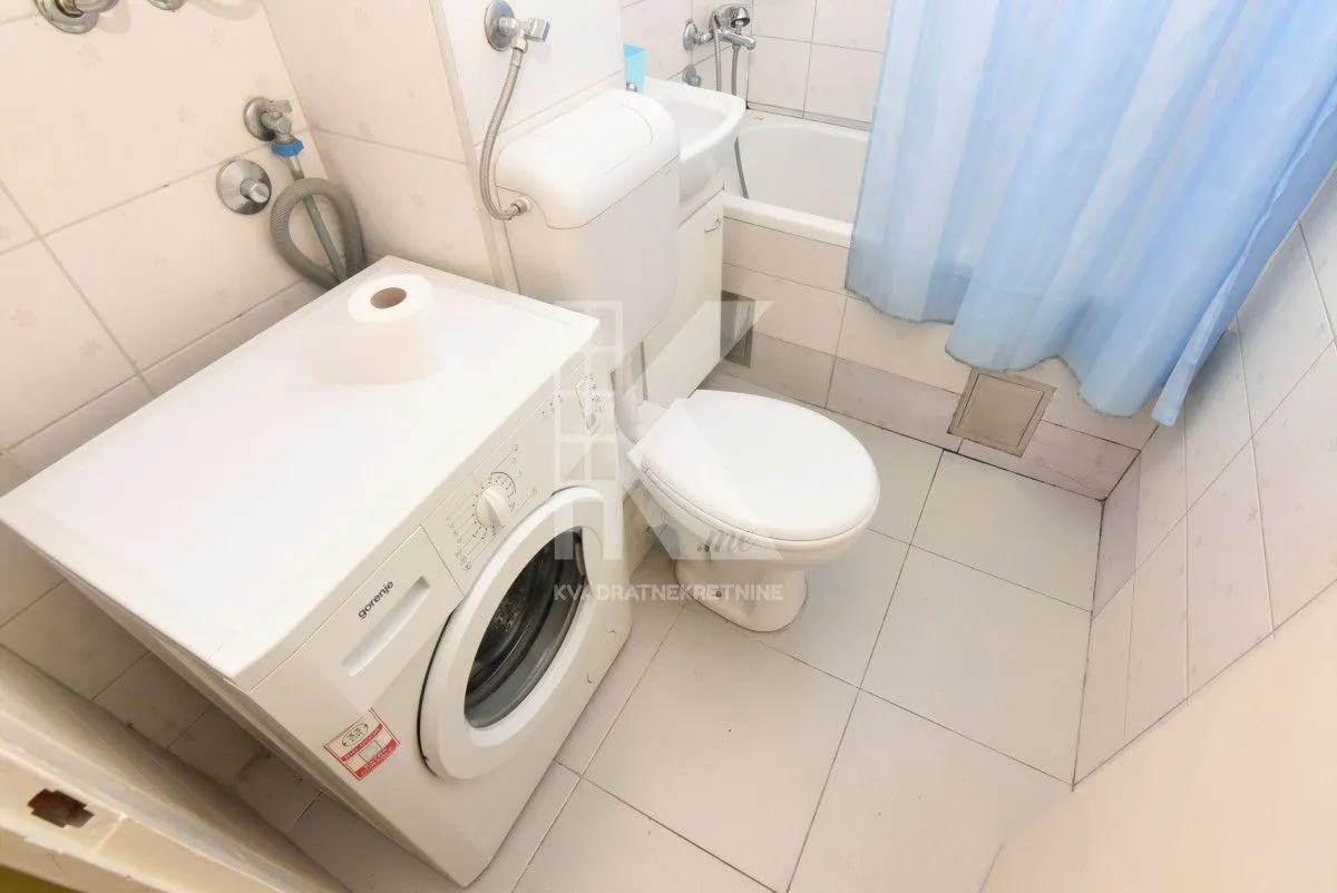 Kupatilo opremljeno sanitarijama, kadom i veš mašinom.
