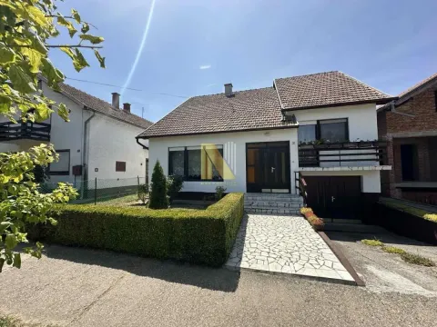 Eksterijer porodične kuće sa uređenim dvorištem i stazom. - image 24