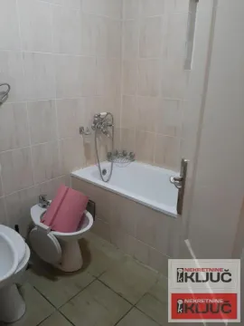 Kupatilo sa kadom, toaletom i bideom u svetlim pločicama. - image 15