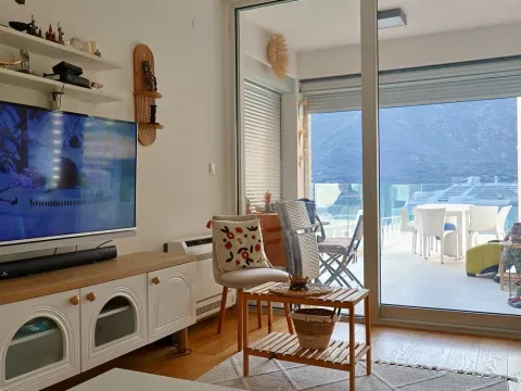 Izdavanje, dvosoban stan, 86m², Dobrota, Kotor - image 10