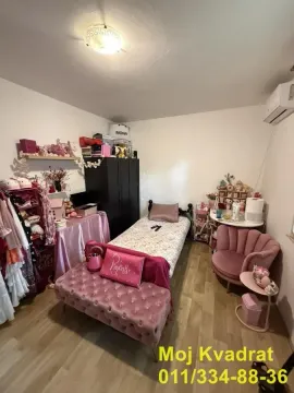 Nameštena spavaća soba sa krevetom i roze detaljima. - image 4