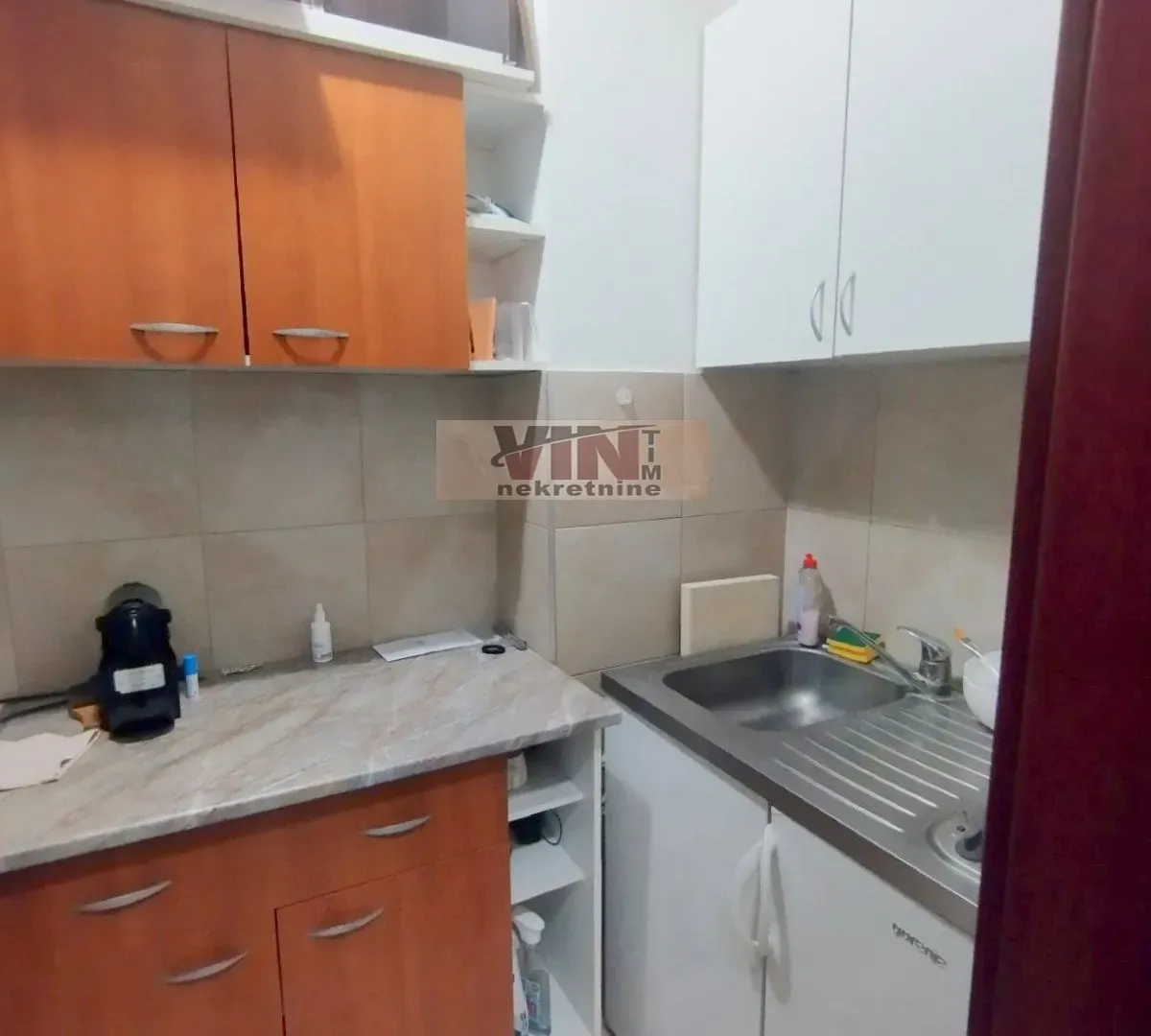 Izdavanje, poslovni prostor, 40m², Altina, Beograd
